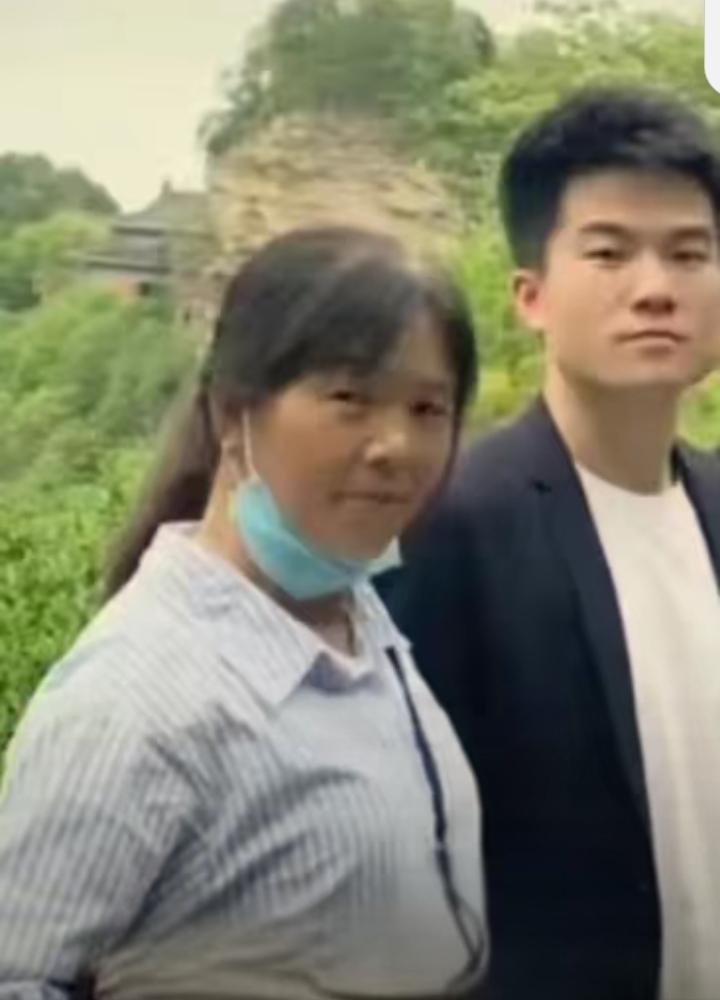 董宇辉妈妈一看就是朴实善良的女人，56岁的她看起来像四十多岁，母子俩长得真帅像，