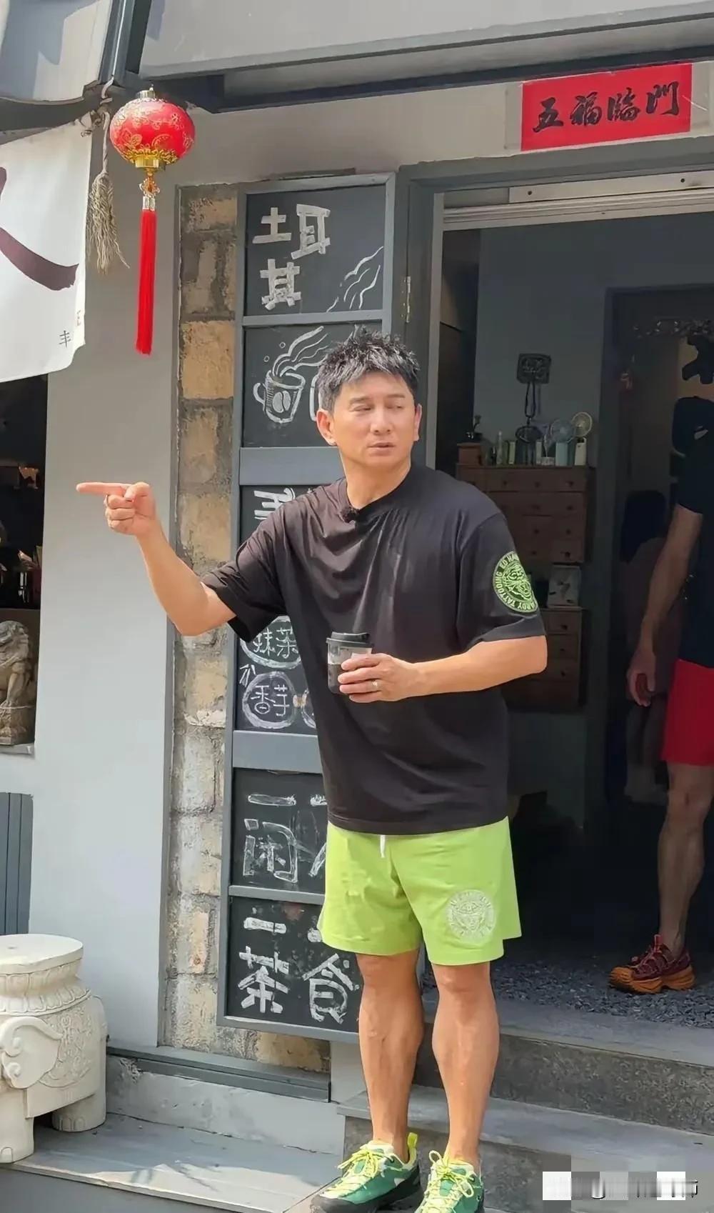 吴奇隆也是妥妥的老人家了，佝偻驼背、脸垮的很明显，两腮发福，皮肤变差油腻，开始眼