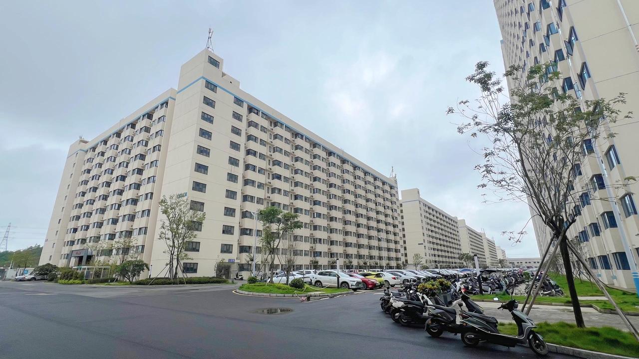 技术岗占比过半！比亚迪春季大规模招工超4000人，最高月薪上万

就在最近，比亚