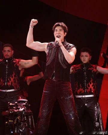 王力宏请好好用你的帅脸王力宏一边wink一边比心演唱会现场氛围感直接拉满，王力宏