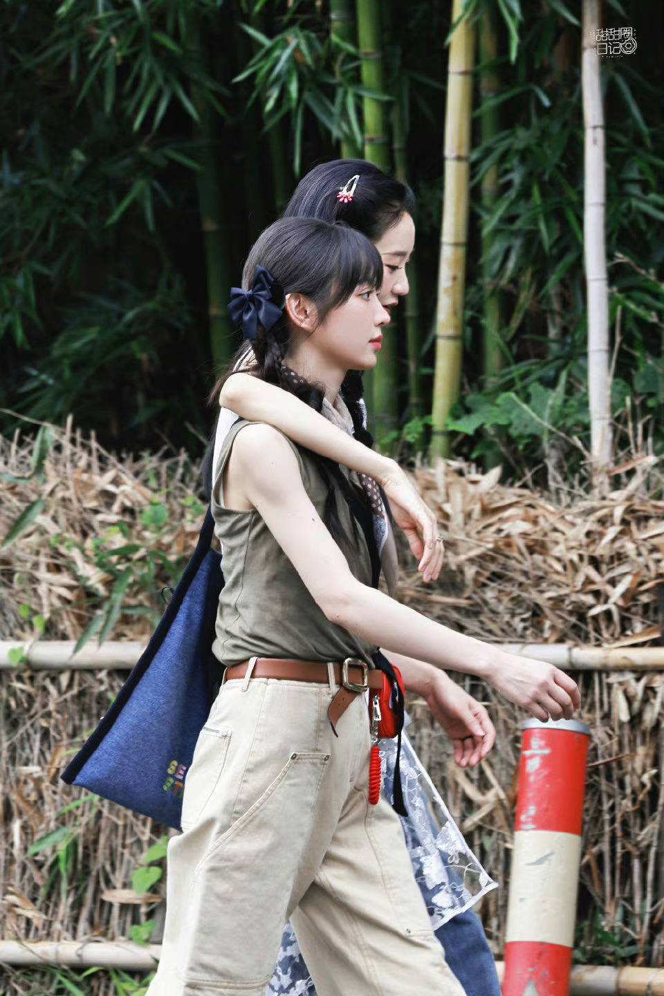 #田曦薇张艺凡搭肩走路##张艺凡搭肩田曦薇# 张艺凡搭肩田曦薇走路，我说你俩别太