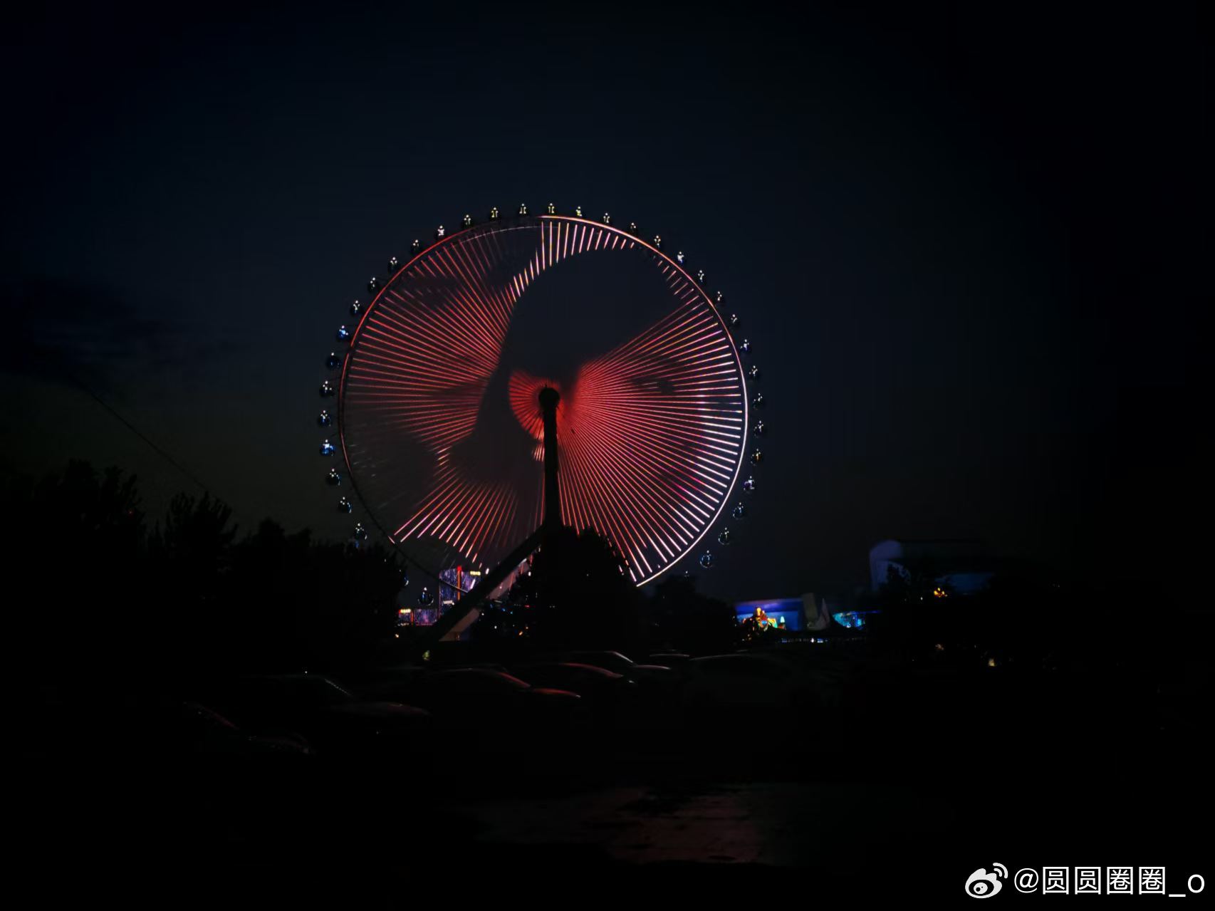 在摩天轮偶遇张凌赫王楚然这一秒过火 爱奇艺给张凌赫王楚然的摩天轮应援好甜啊！摩天