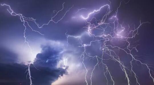 冷空气汹涌，广东周六雷雨，周日晴天舒适