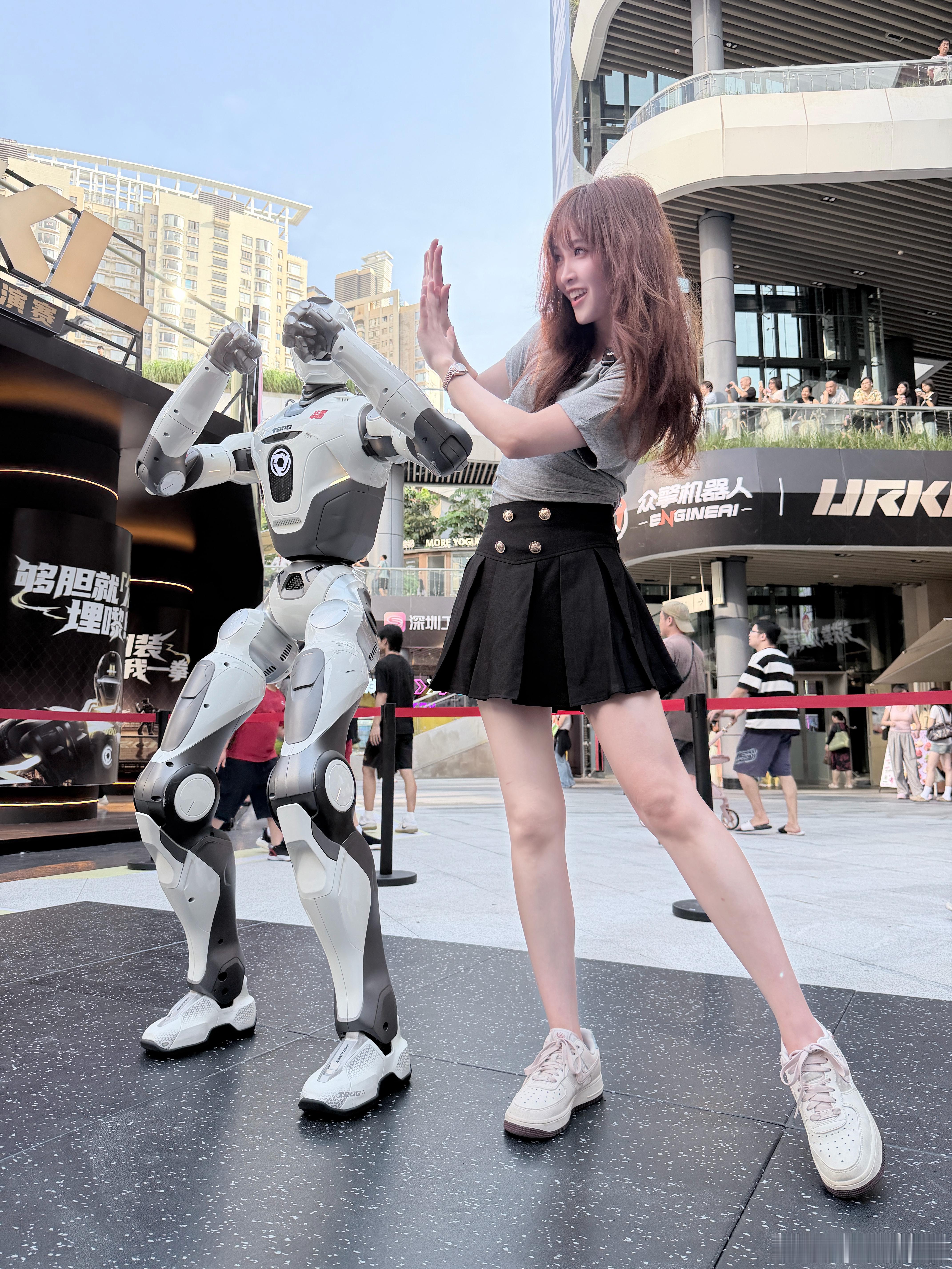 据说众擎T800一脚能把人踢飞…… 