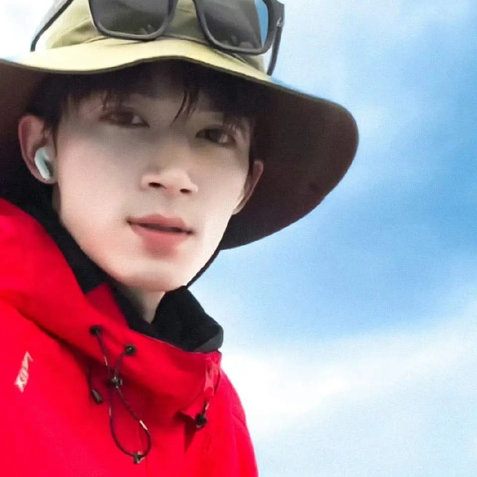 世界纷纷扰扰，王星越爬武功山捡瓶子做环保山下乱成一锅粥，而王星越的一天是:1.花
