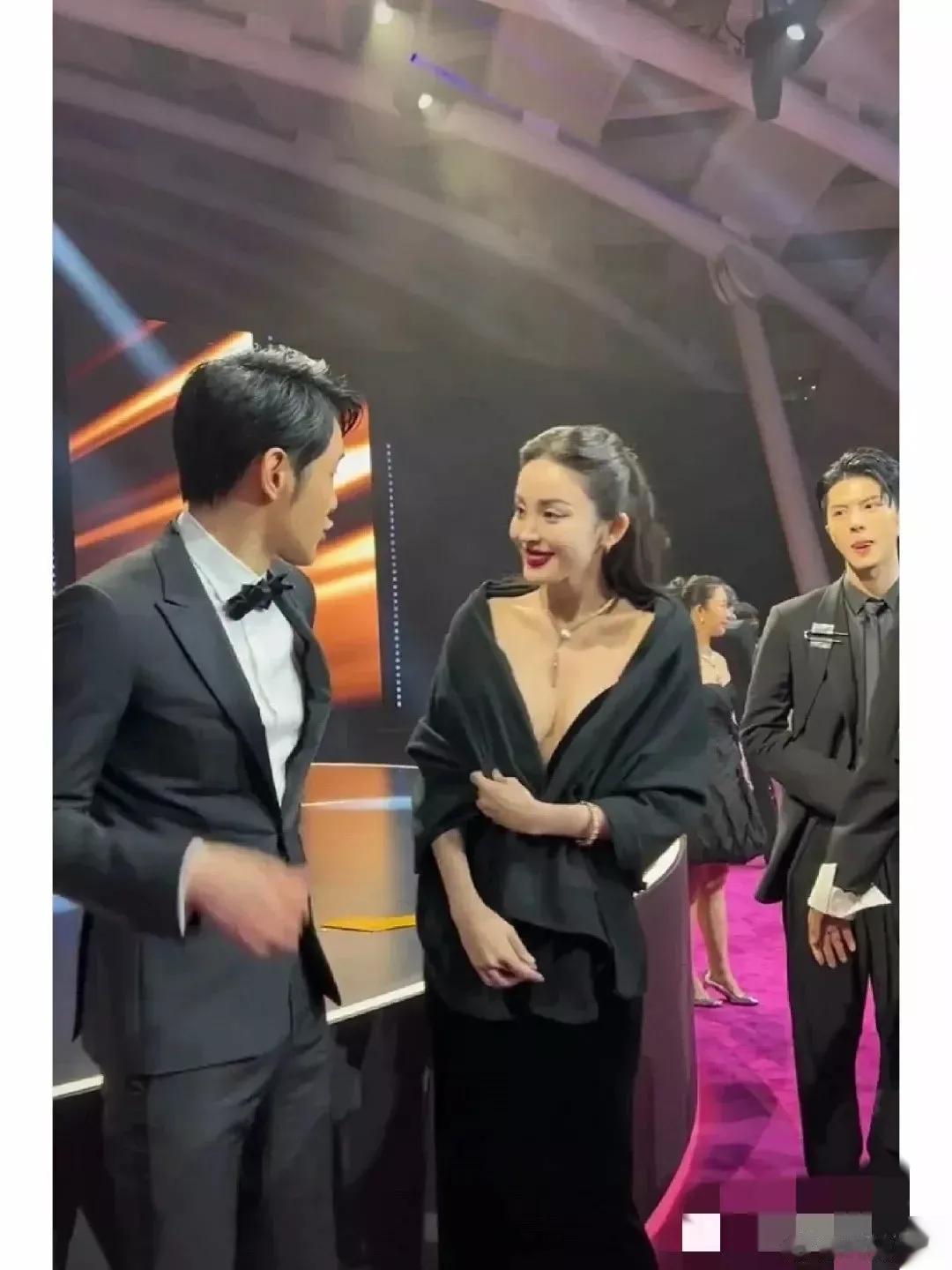娜扎真的好美，好性感，后面那个男生眼睛都直了，还伸舌头。穿衣也是大大方方的，绝不