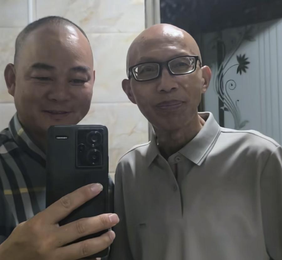 栀葆堂工作人员给朱博士理发
重阳节当天栀葆堂安排大餐
前一段时间因为朱博士头发短