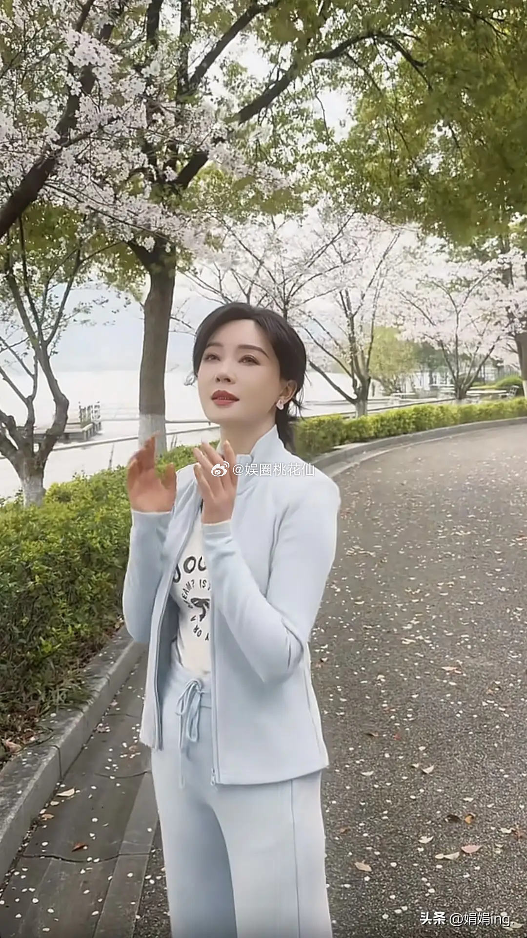 49岁陈数春日穿搭立领外套+阔腿裤，时髦又减龄，美出了新高度！！！！ 