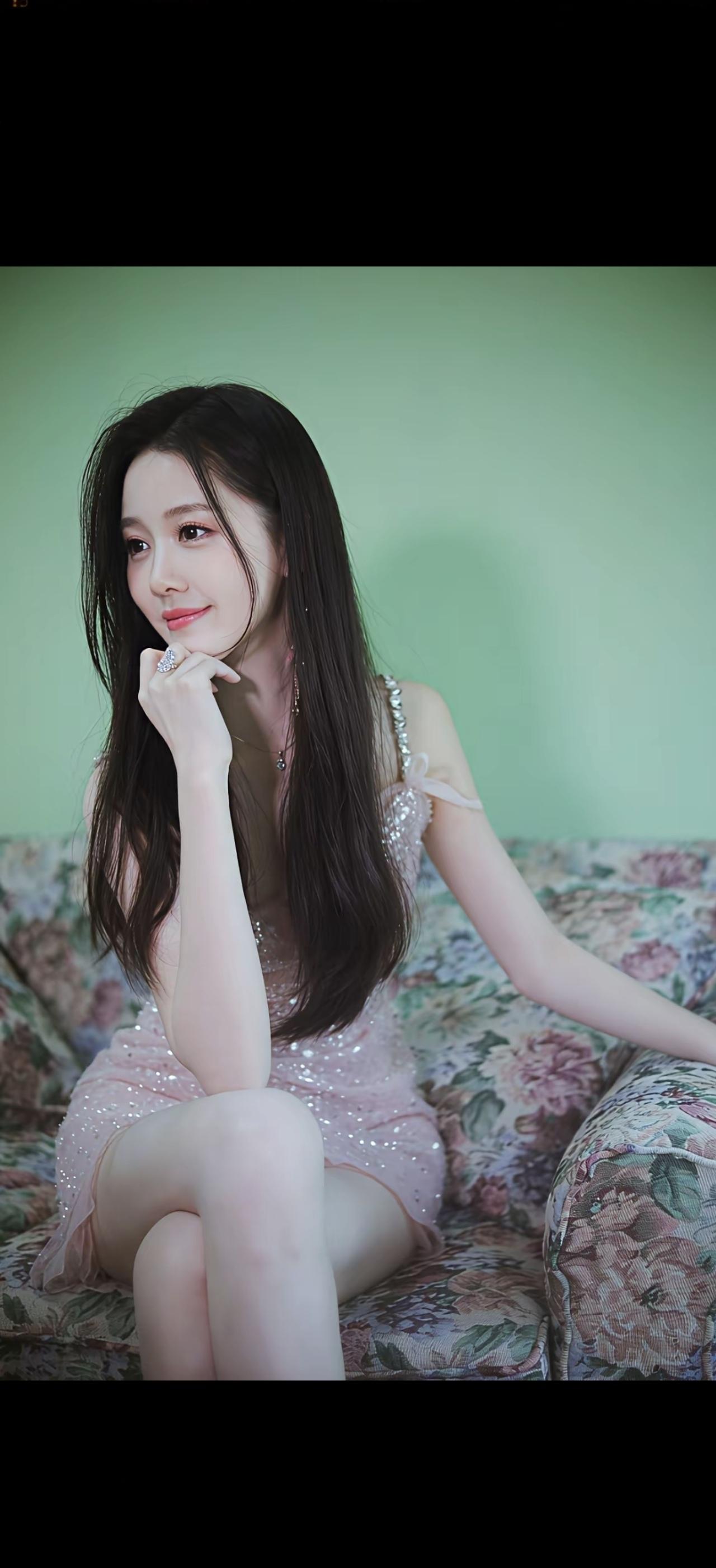 绿衣美人倚，花影入梦来。