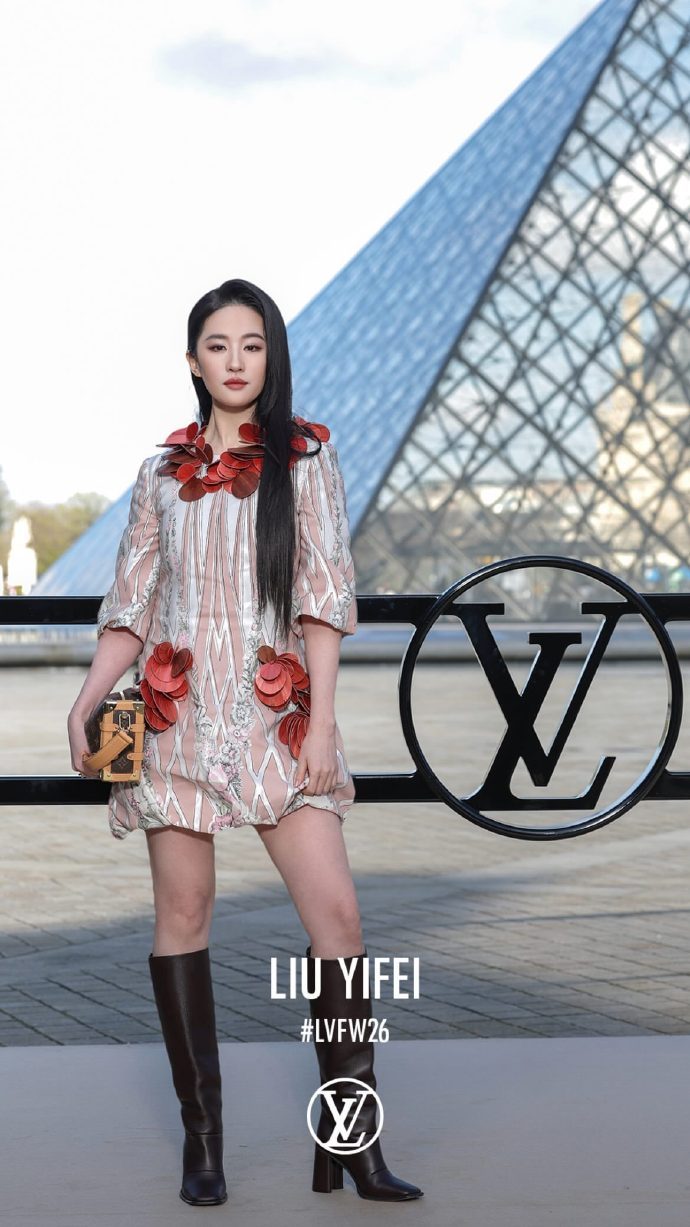 刘亦菲官方公式照刘亦菲LV官方公式照 刘亦菲LV官方公式照，行走的玫瑰~ 