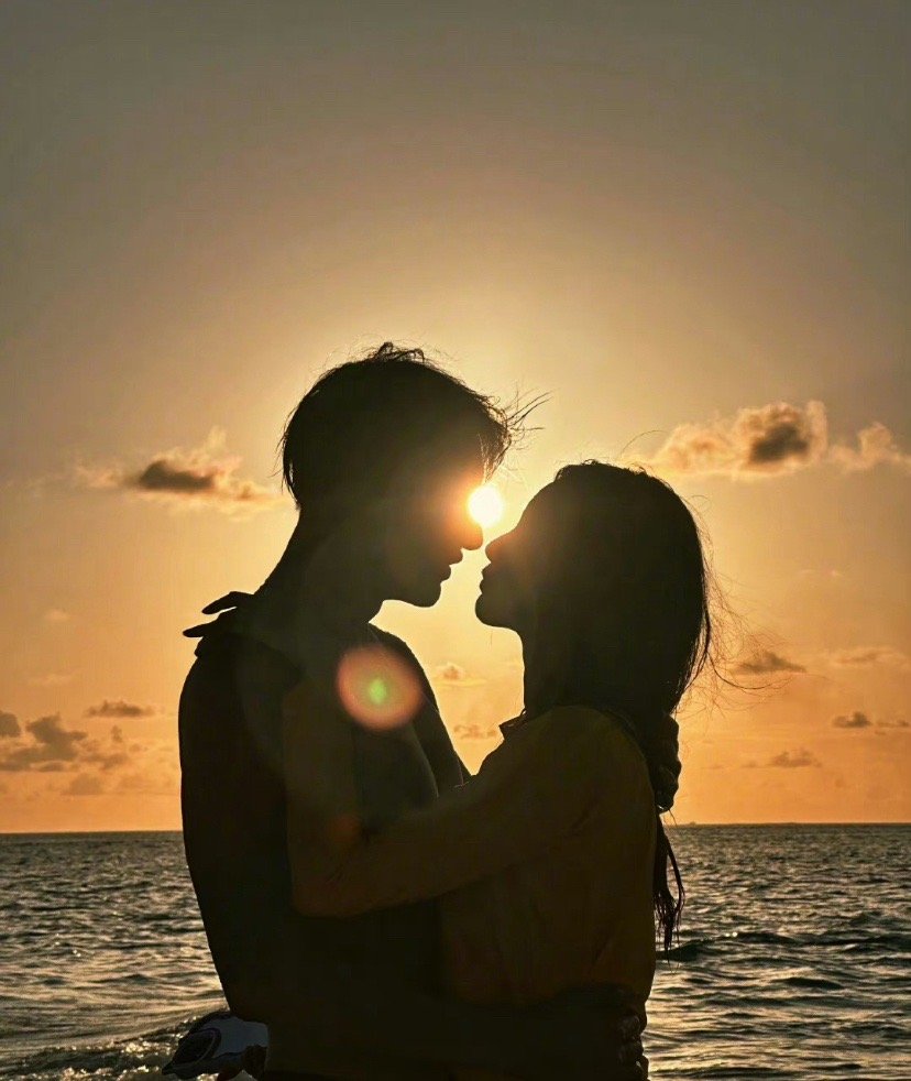 星光下的微笑，黄子韬与徐艺洋，幸福如影随形；岁月静好，鹿晗与关晓彤，浪漫同框间尽