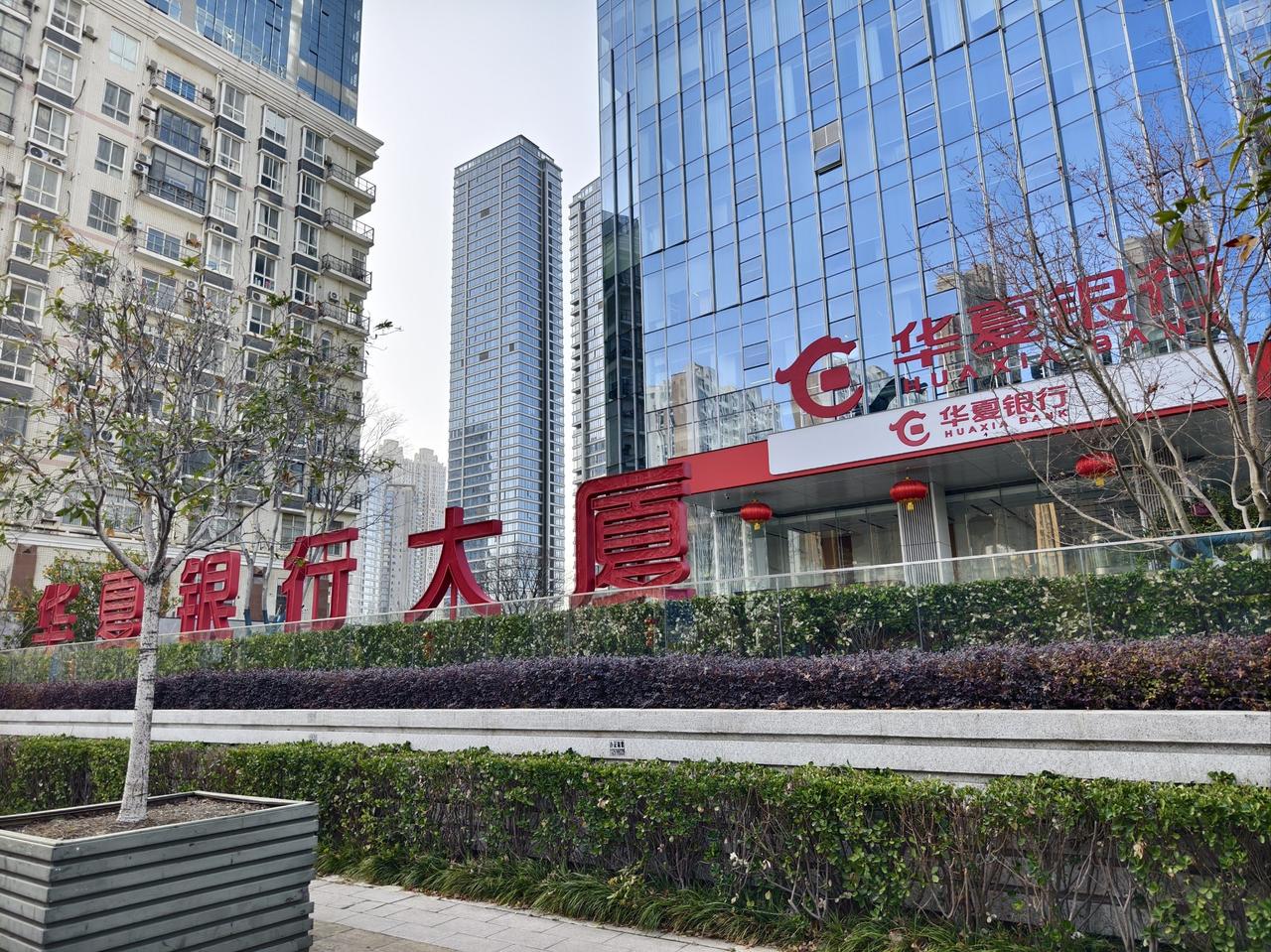 华夏银行持续被罚上亿：半年报业绩承压，坚持息差管控不放松。据港湾商业观察，作为市