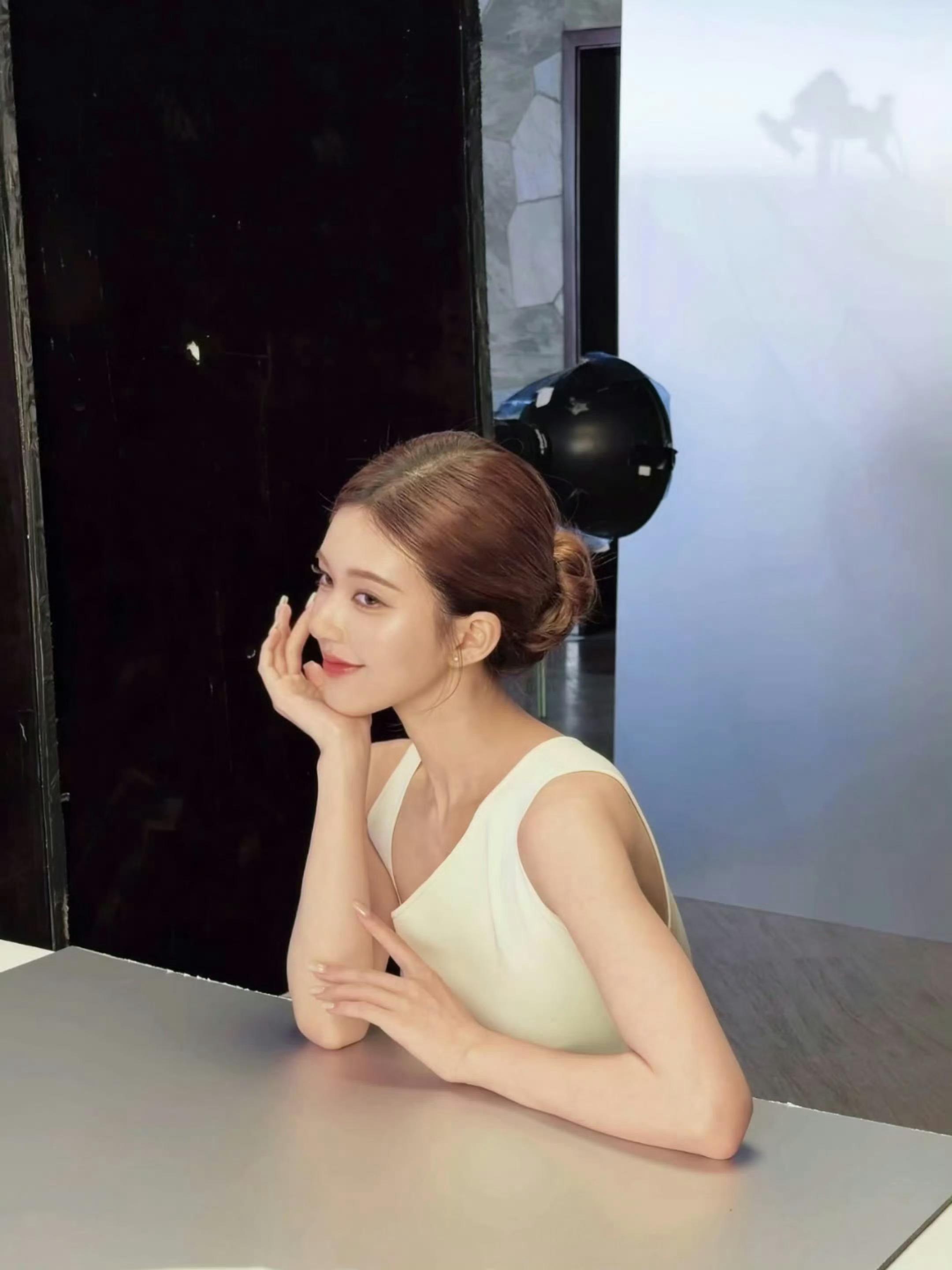 赵露思好完美的一颗头颅啊！好绝的身型比