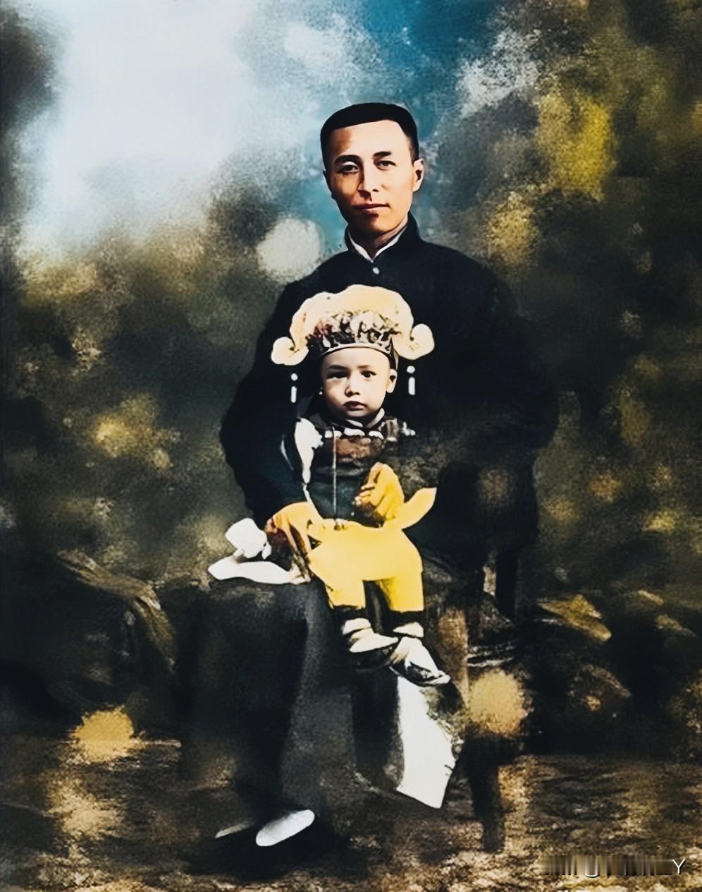 一九一二年，钱学森与他父亲钱均夫的珍贵合影，彼时钱学森还只有一岁，肉嘟嘟的可爱极