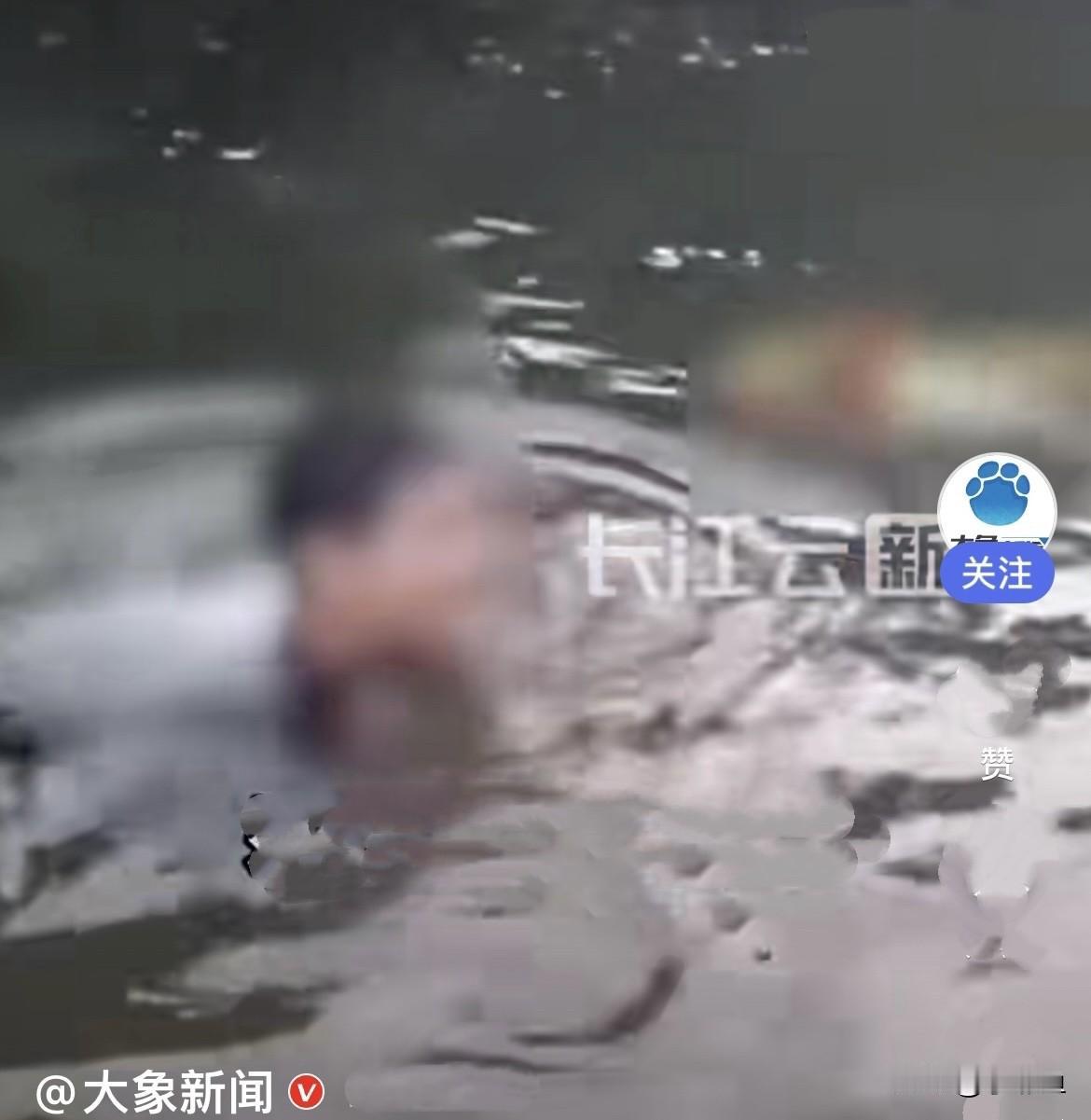近日，北京平谷刘家店村河边，11岁五年级少年赵乾贺正和奶奶在河边休
闲，不远处一