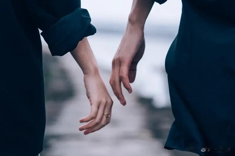 你们信吗，
再相爱的两个人，
相处久了，
也就淡了，
当生活出现柴米油盐酱醋茶，