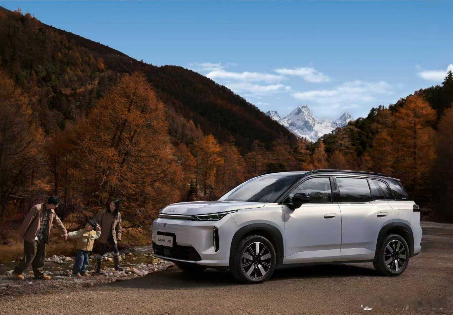 近赏杉如海，车映秋色浓i60舒享空间纳秋意，笑映孔雀红埃安i60一次油电穿三江埃