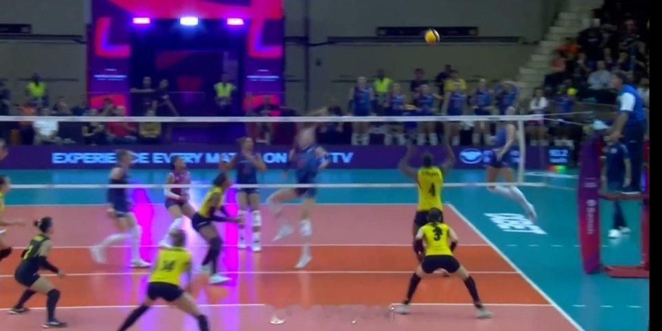 2025女排世俱杯 半决赛意大利斯坎迪奇1-0巴西海滩（25-23） 