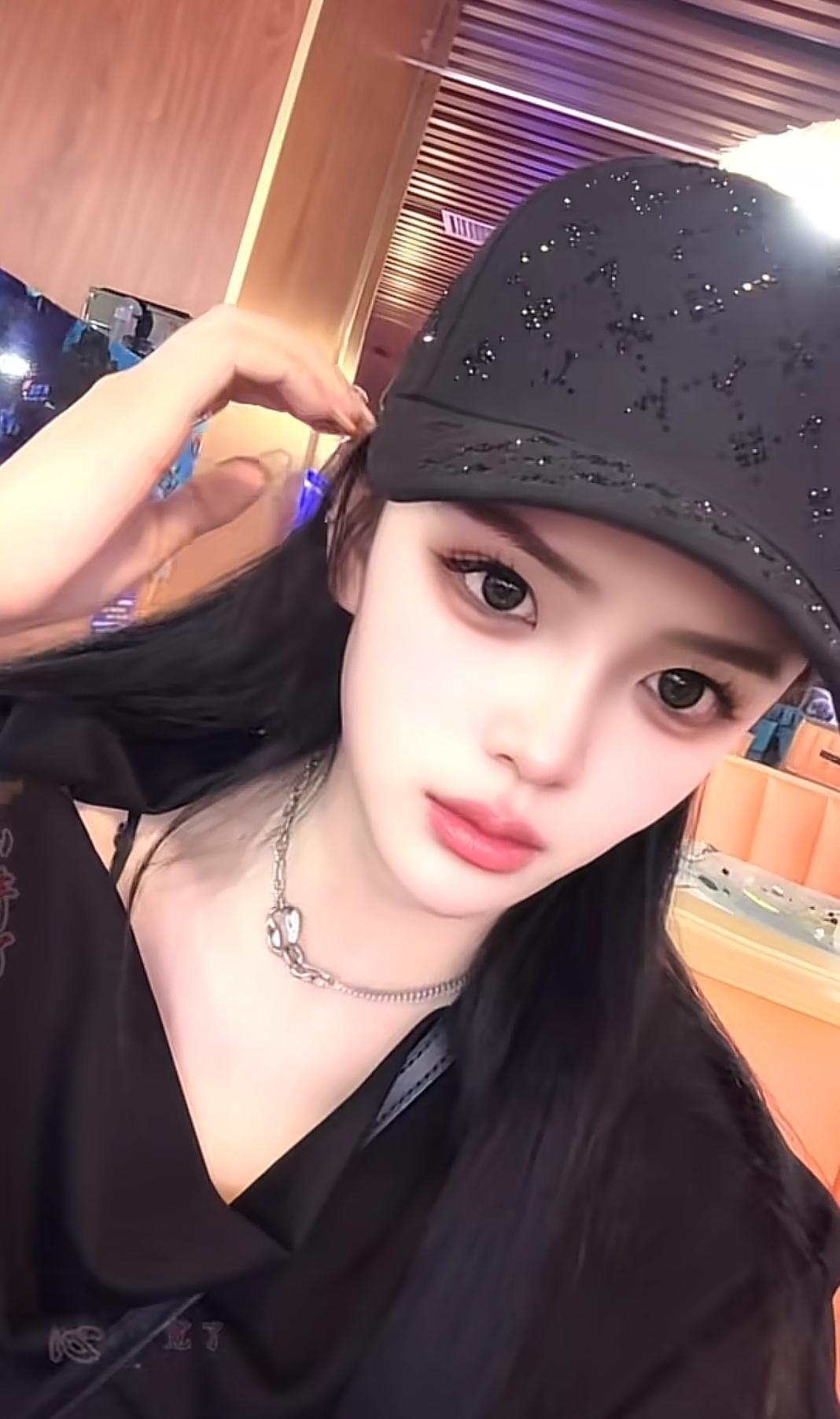 甜美少女风，黑色帽子和项链，自拍时刻在这自拍时刻，少女轻轻歪头，俏皮又可爱。黑色