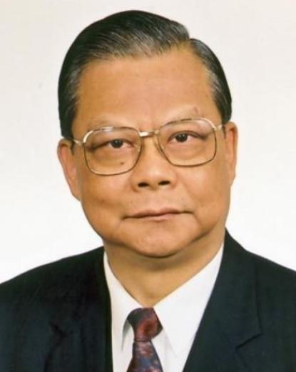 哥嫂请他帮忙打理生意，不料生意好起来时，却被哥嫂赶出家门。身无分文的他，差点流浪