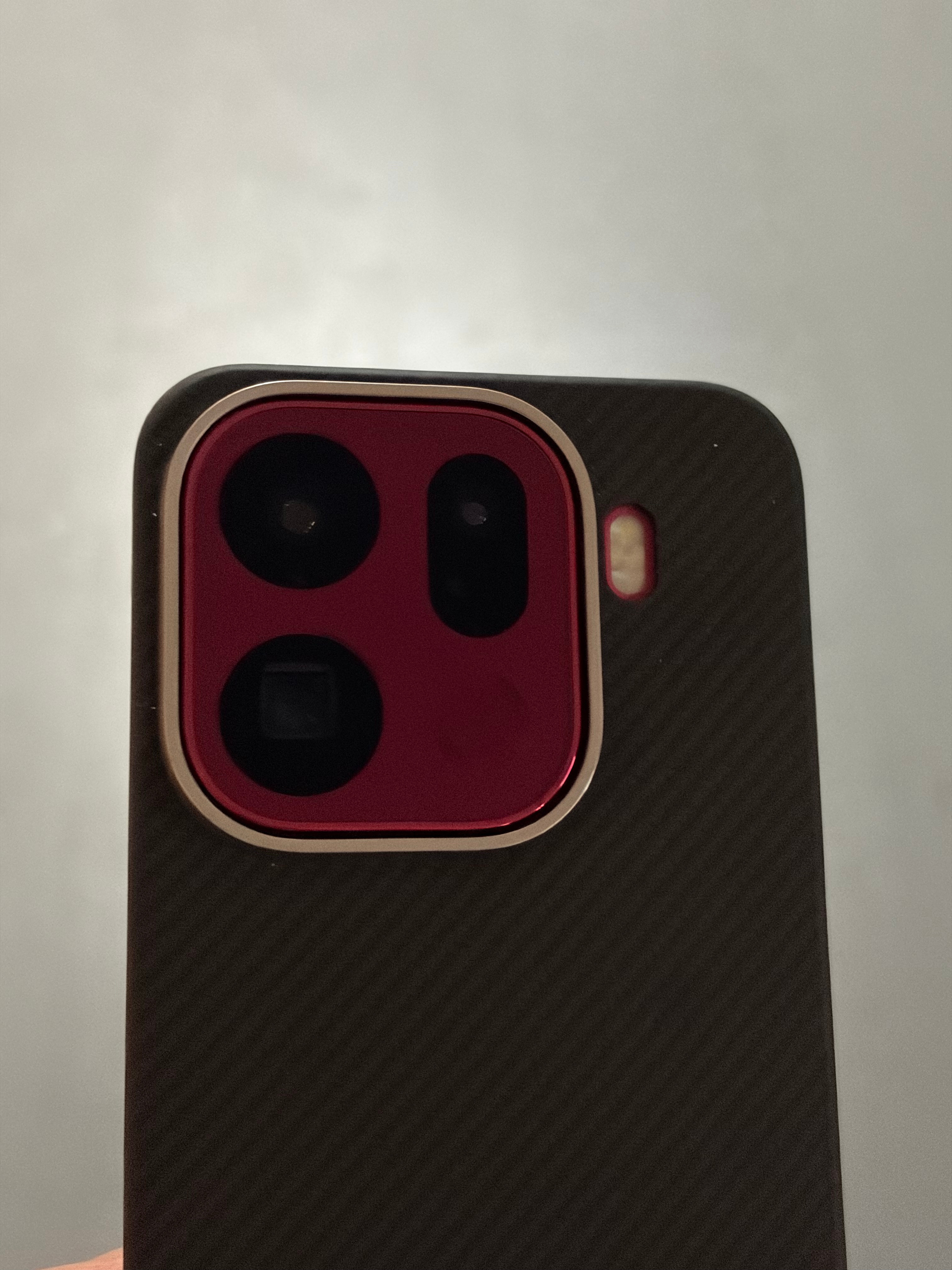 现在各家 Pro 以上的机器基本都是大圆饼镜头，看多了确实有点审美疲劳，黑厂这种