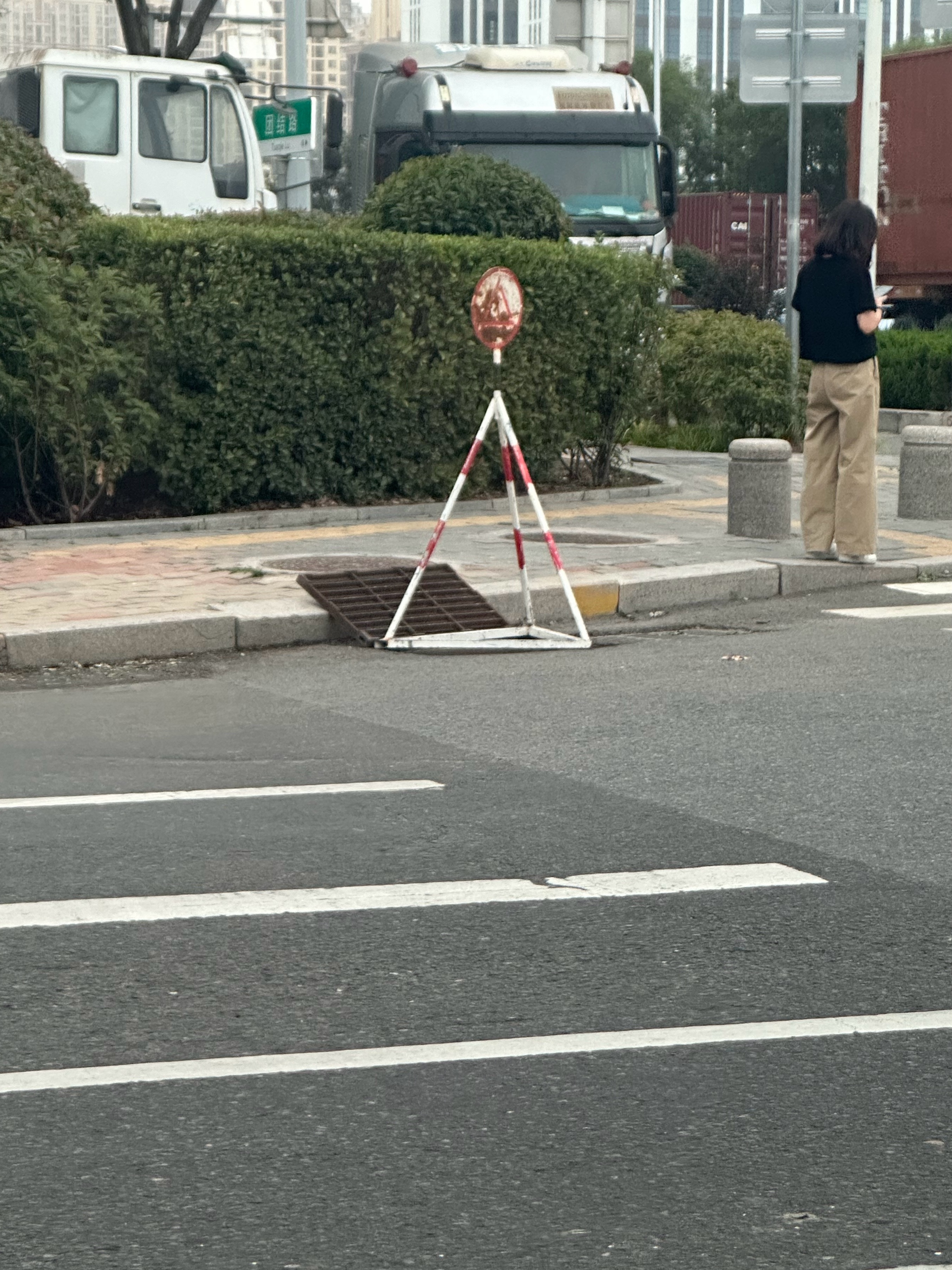台风巴威对山东发力了下午看的大街上的雨篦子已经打开了，外面的风呼呼的，今晚的雨可