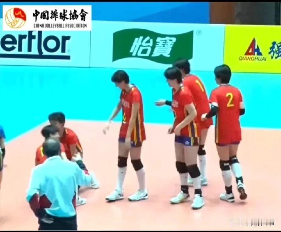 青少年女排全国锦标赛，想不到第一高度，产生在福建铁观音青少年队，这位身背14号球