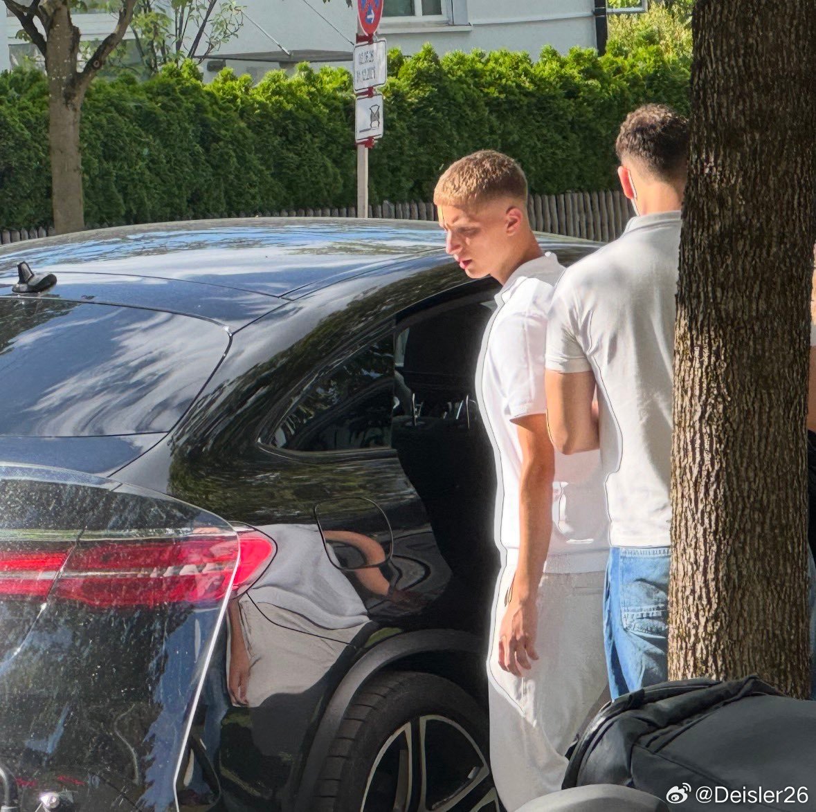 🔴⚪️ 雙喜臨門❗繼萊默爾之後，埃爾布林·奧斯曼尼今天也與拜仁慕尼黑完成了簽約