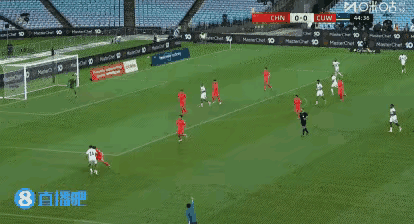 杨希的这个卡点式抢断时机把握的太好了，时机把握的非常准确，动作干净利落，成功瓦解