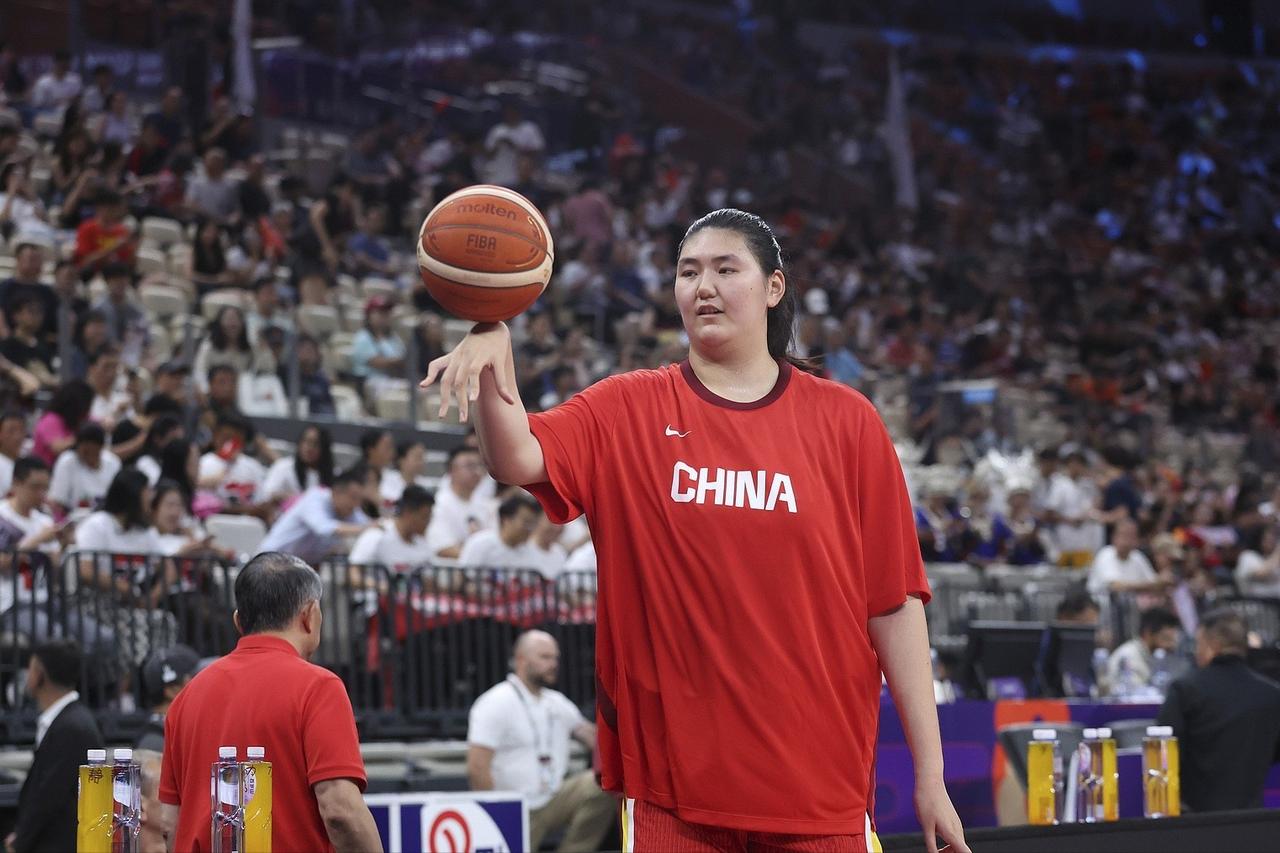 61-94，中国女篮在世界杯首战中33分不敌美国队。这个比分乍一看确实令人沮丧，