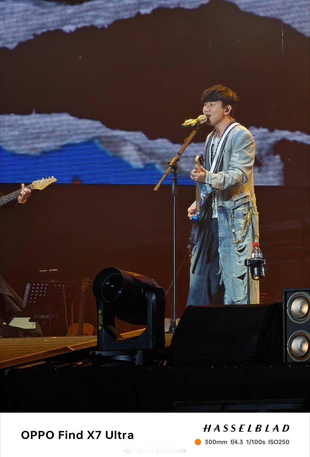 #林俊杰演唱会# 什么是演唱会神器？这就是演唱会神器。#赵露思去林俊杰演唱会# 