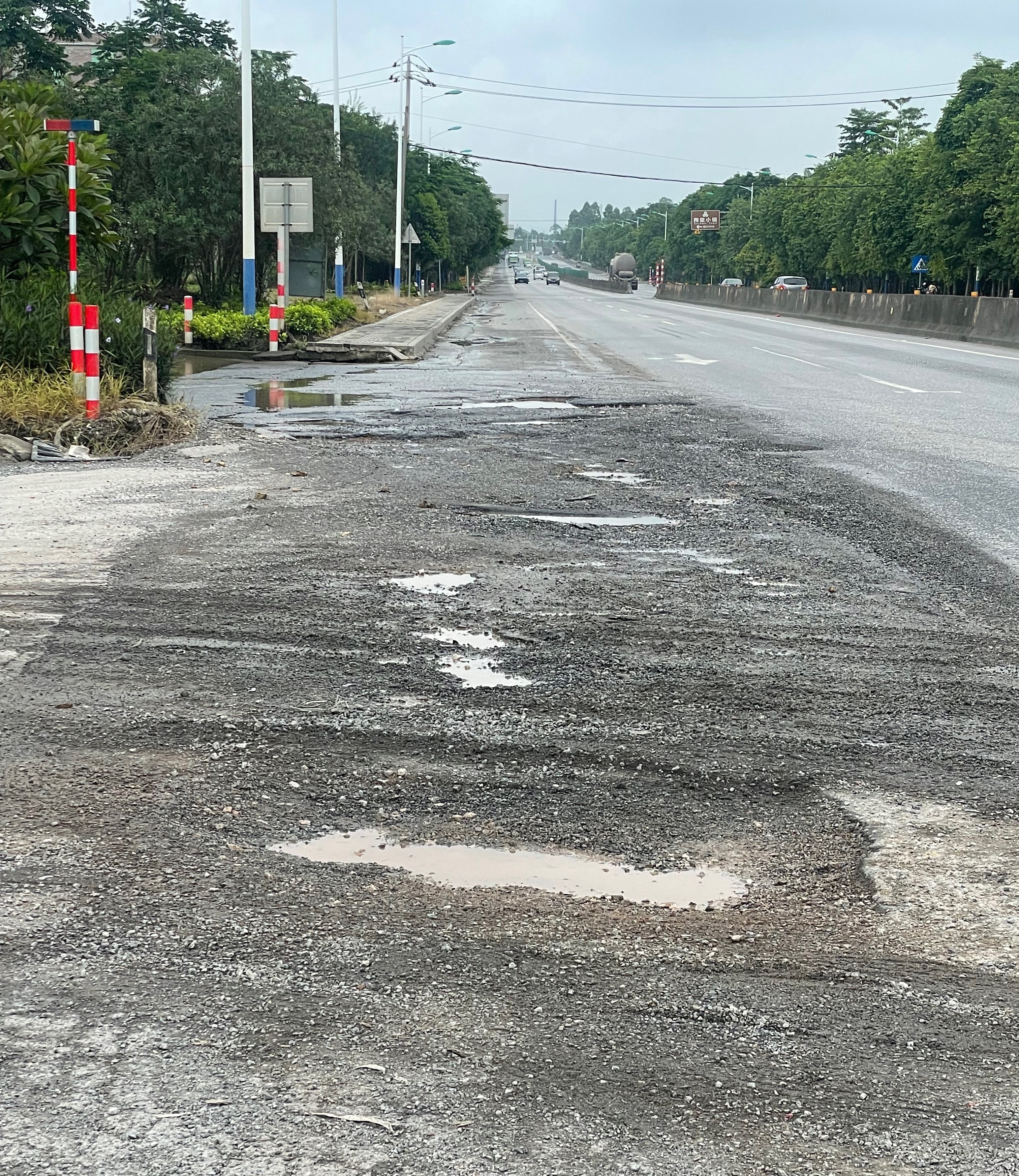 6月27日，网友反映：玉林北流某加油站路口的路面破烂不堪，什么时候能维修一下？ 