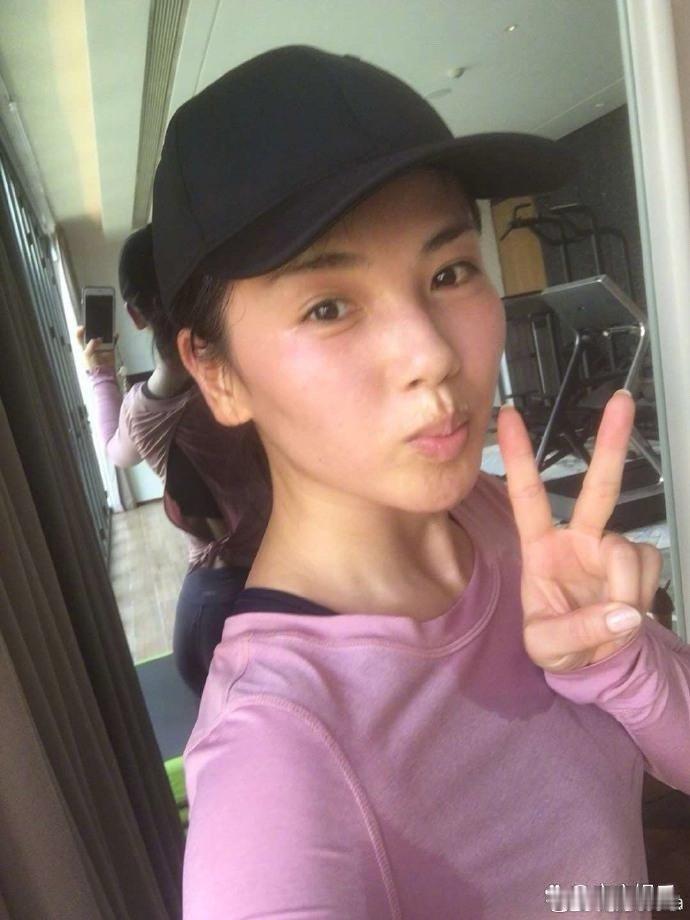 刘涛素颜出镜也超抗打，运动后面色红润有光泽，整个人气色好到爆棚～ 