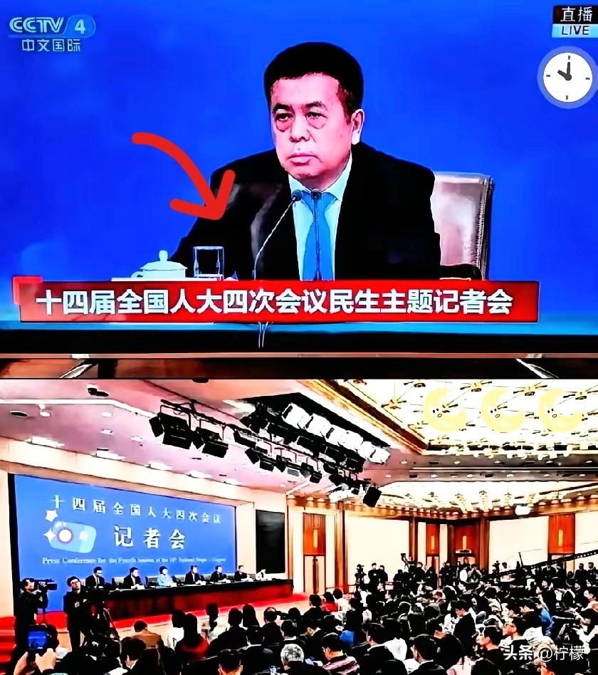 我是真替台上这位捏了把汗
看着那一桌子干干净净
连个提示词都没有
结果人家倒好，