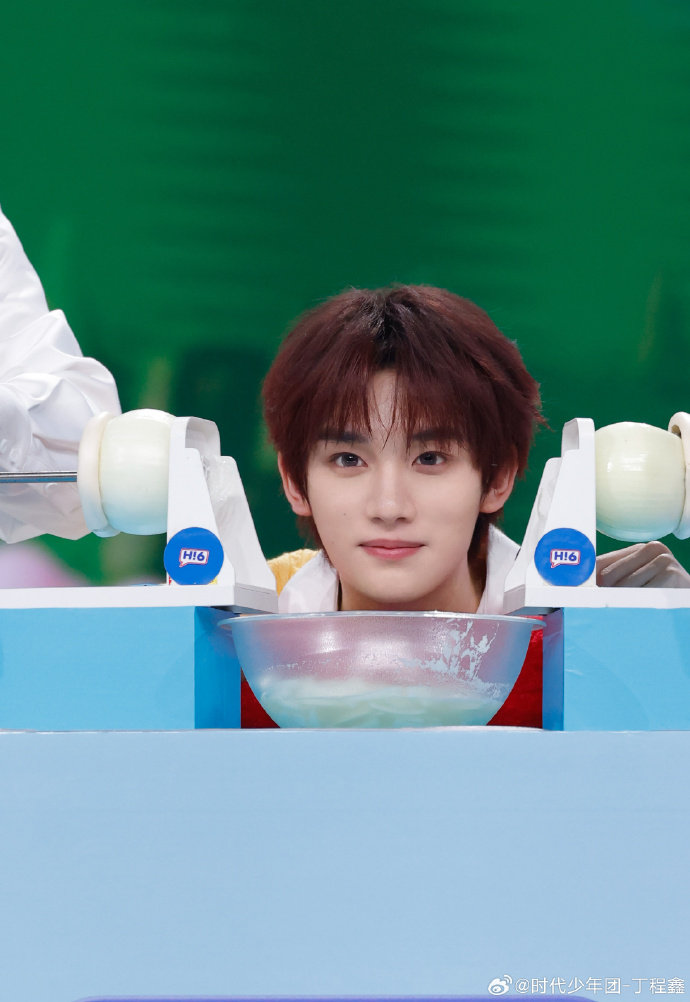 丁程鑫红丝绒西装 丁程鑫红丝绒西装，丁程鑫你好星期六剧照 