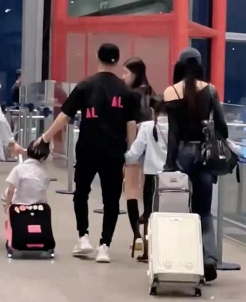 汪峰暑假带娃同框机场，三个高颜值女儿罕见亮相！ ​​​