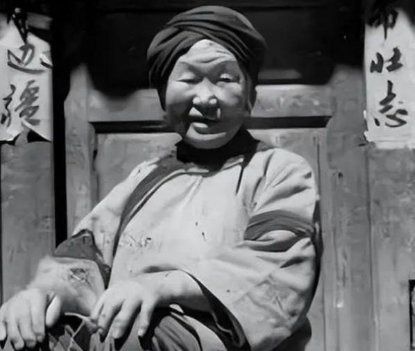 1943年，一个女乞丐正要出城，伪军怀疑她是地下党，竟让她当众脱下衣服，这时，女