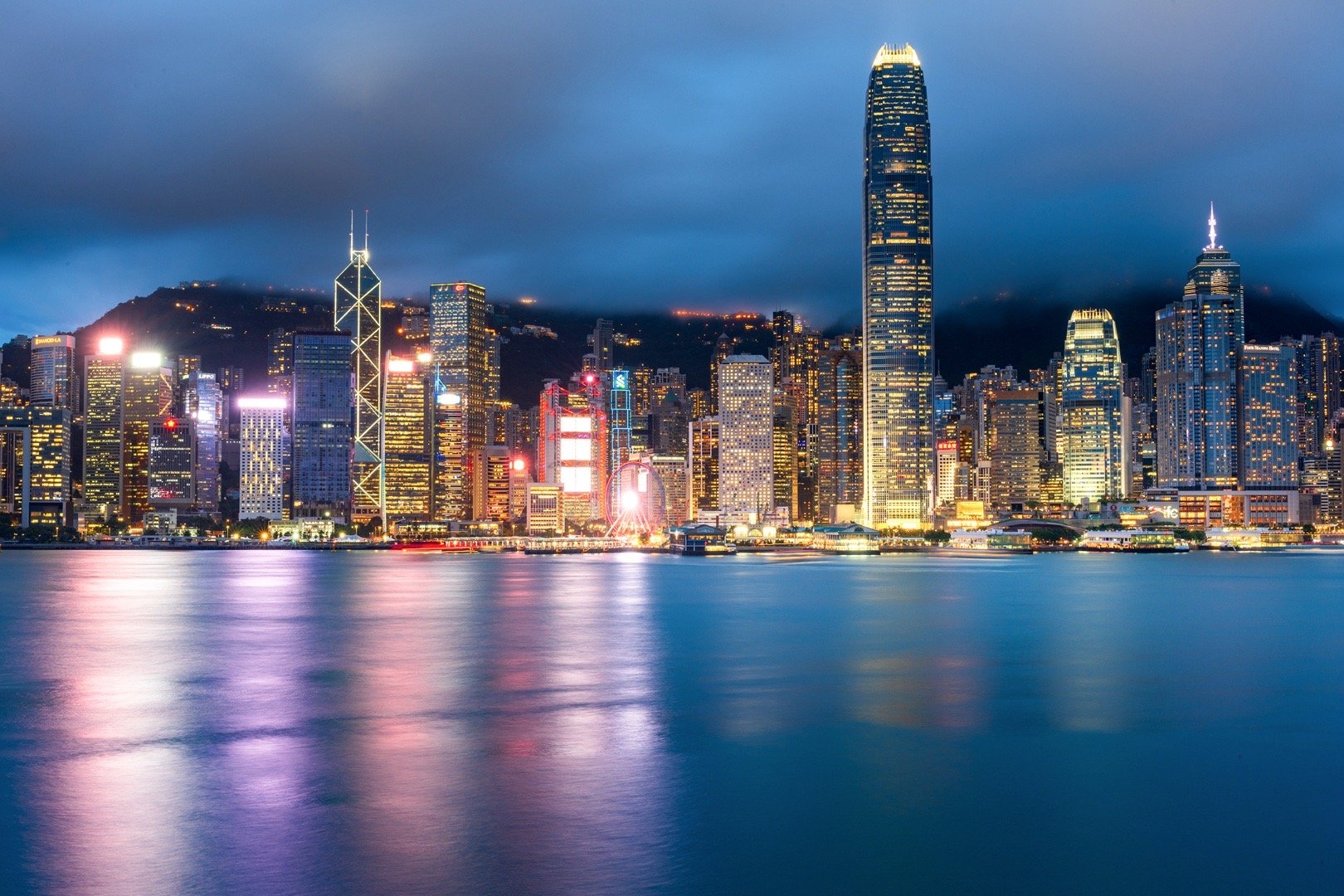 小雨中的香港，灯火通明的摩天大楼与丝丝缠绵相互映衬，朦胧而迷离。凉爽的水滴和城市