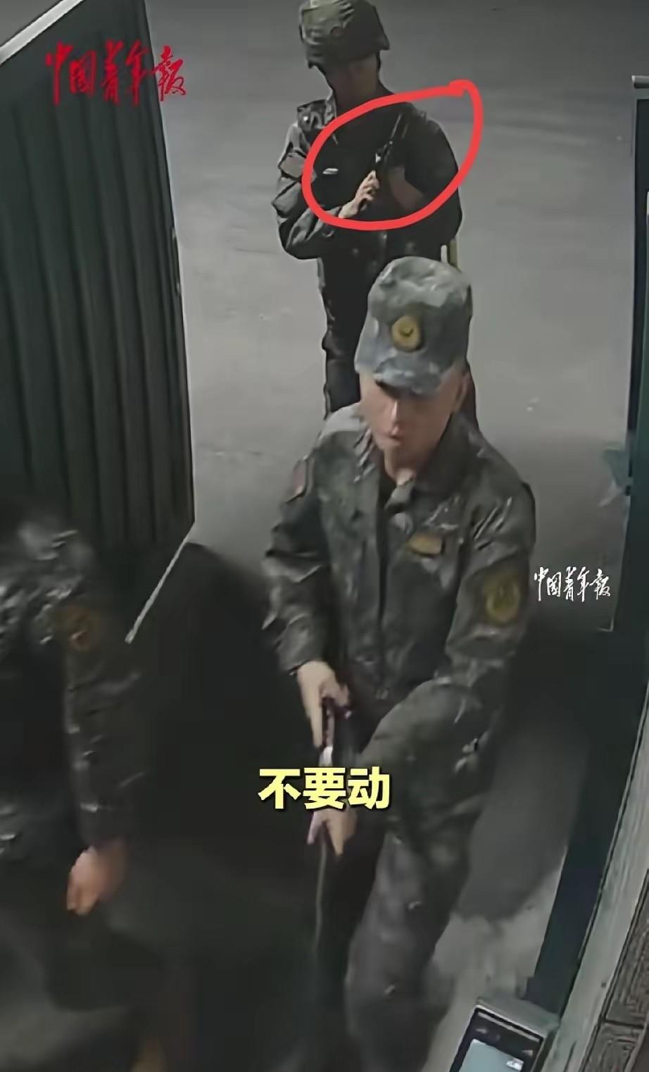 黑衣女子推哨兵，

全网疯传刑拘，

官方却只字不提。

这事确实发生了，时间是