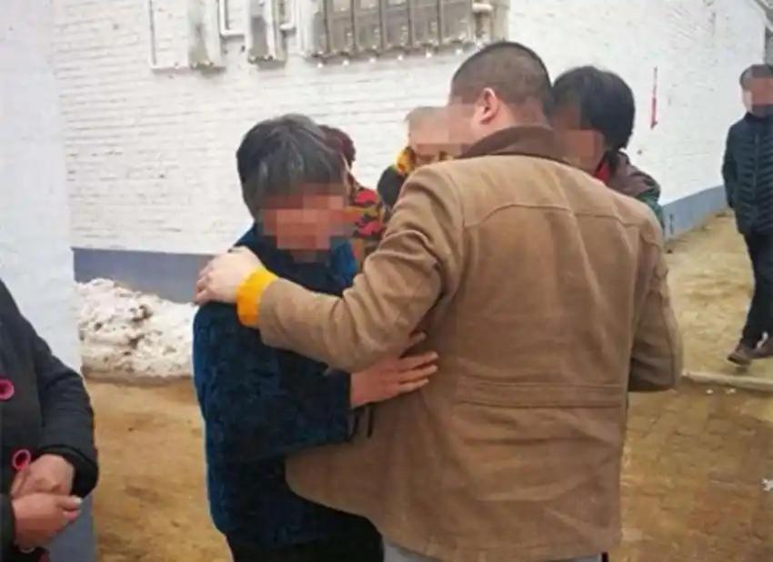 [太阳]河北，一女子被一男子胁迫，当晚，男子醉酒后翻墙闯入女子家中，当着丈夫的面