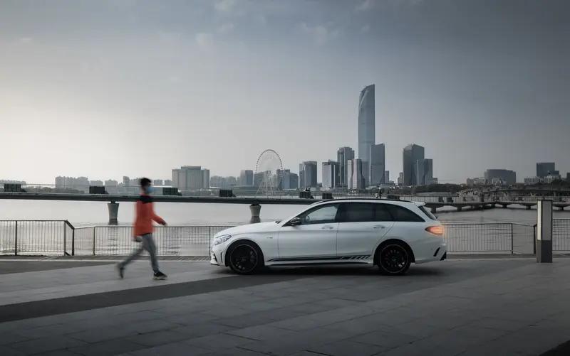 车主称奔驰行驶时突然一声巨响！接着像是“腾云驾雾”...咋了？绍兴的女士有辆奔驰