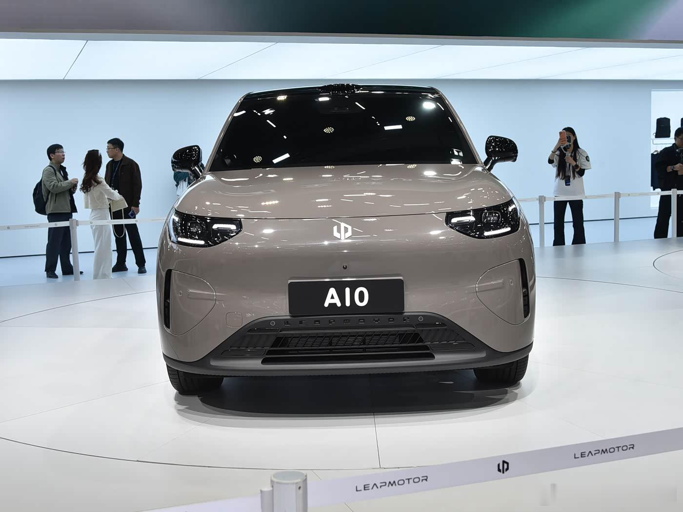 近日，我们从零跑汽车官方获悉，旗下的零跑A10将于一季度上市，新车已于此前开启盲