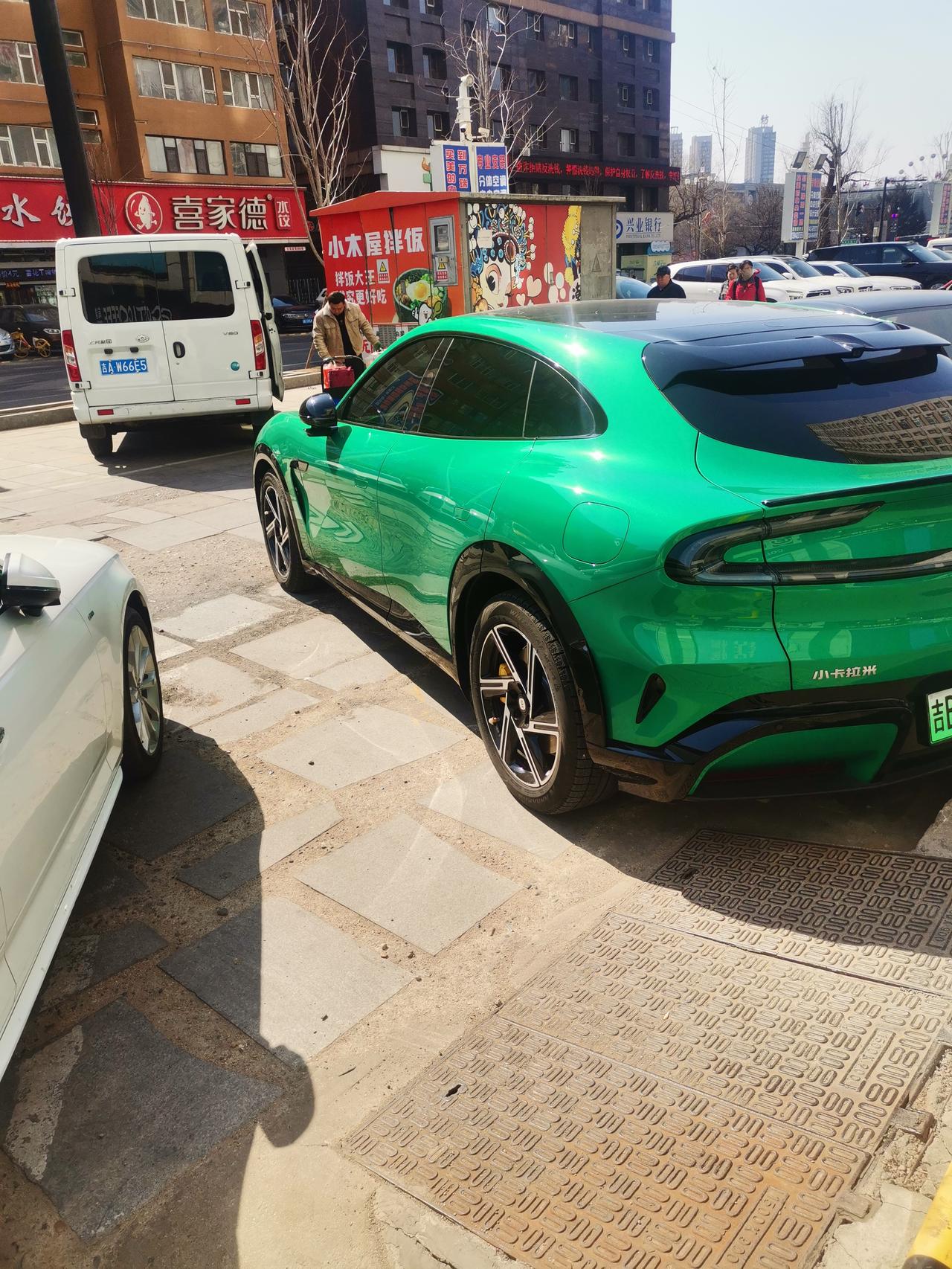 坐标吉林市，万瑞城门前看到一辆通体绿色的车，很漂亮！但是不知道什么车？

今天路