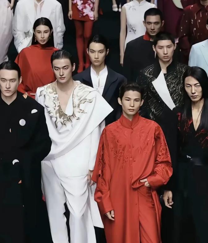 这是审美劈叉了？国外一套国内一套，模特都把自己化妆成为细缝眼。 国内的帅哥美女更