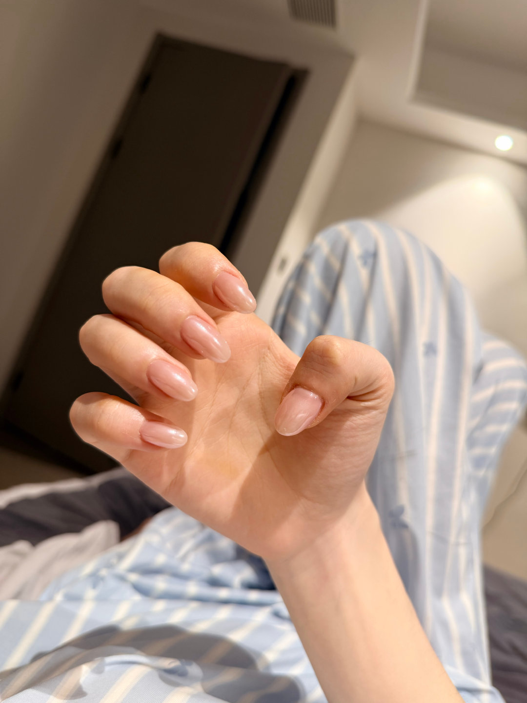 请三个金粉做海莉裸色美甲 超级降温 超级气质！（姨姨是本甲！） 我的金粉！崛起吧