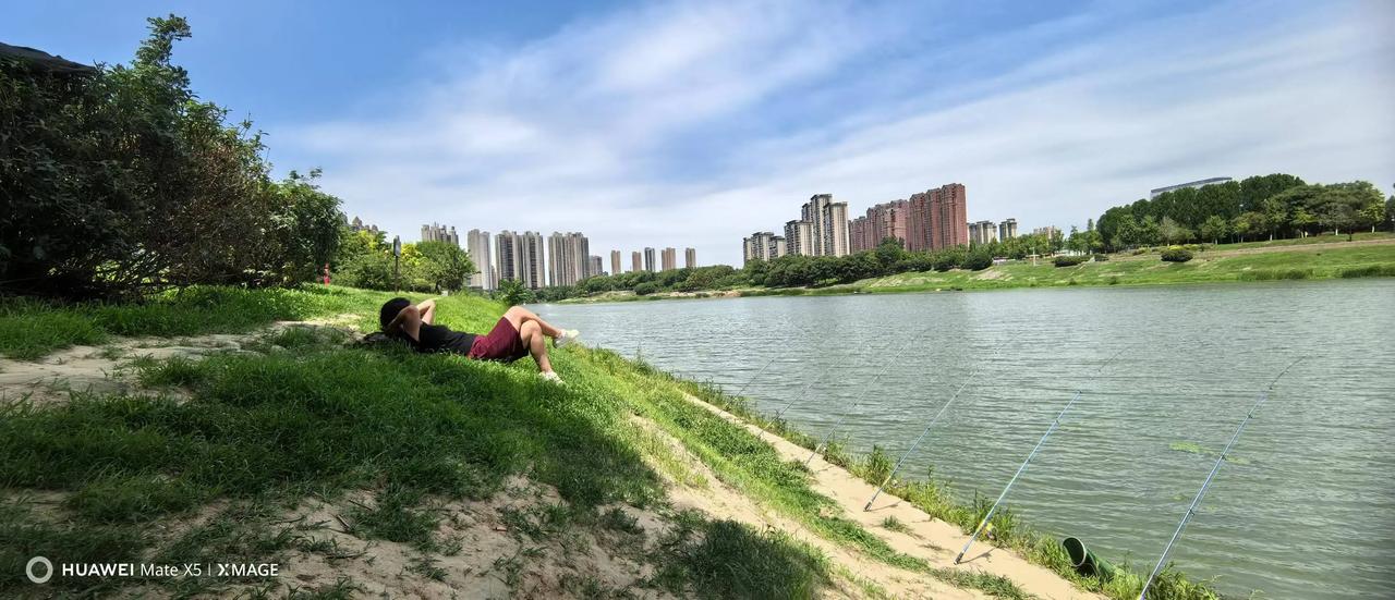 坐在河边，看人钓鱼，等鱼上钩。

虽然天气预报显示今天的室外温度最高可达40度，