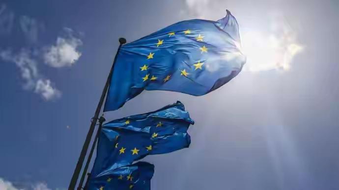 900亿欧元援乌背后：欧盟的战略豪赌与现实困境
 
布鲁塞尔峰会的深夜表决，敲定