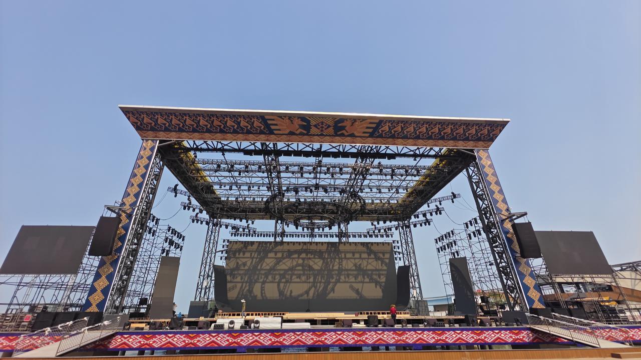 刚刚和小胖参观了海上永久舞台，这是东方起航酒店的配套设施。4月19日至21日，这