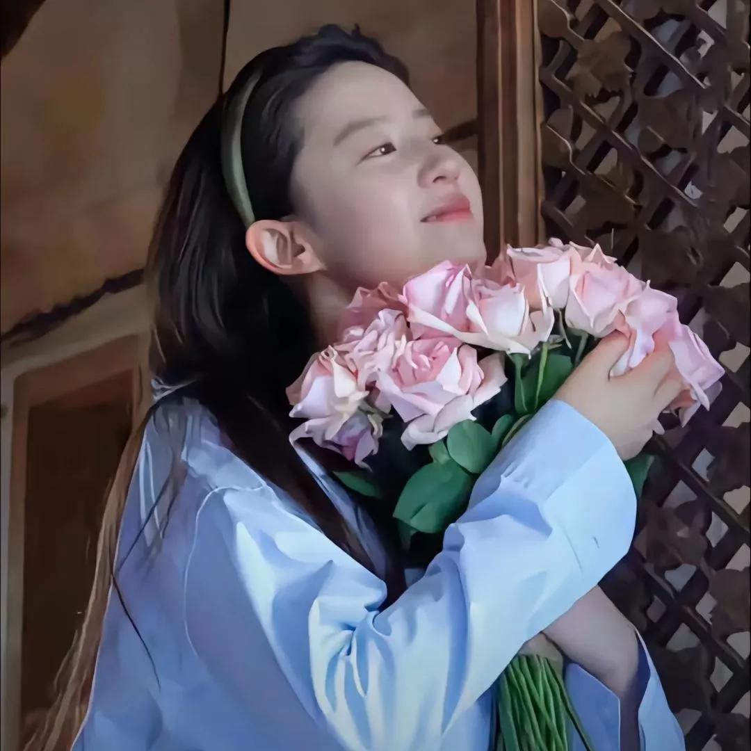 少女怀春，手捧玫瑰，心旷神怡花中微笑 粉色玫瑰写真 玫瑰淑女照 红玫瑰新娘手捧 