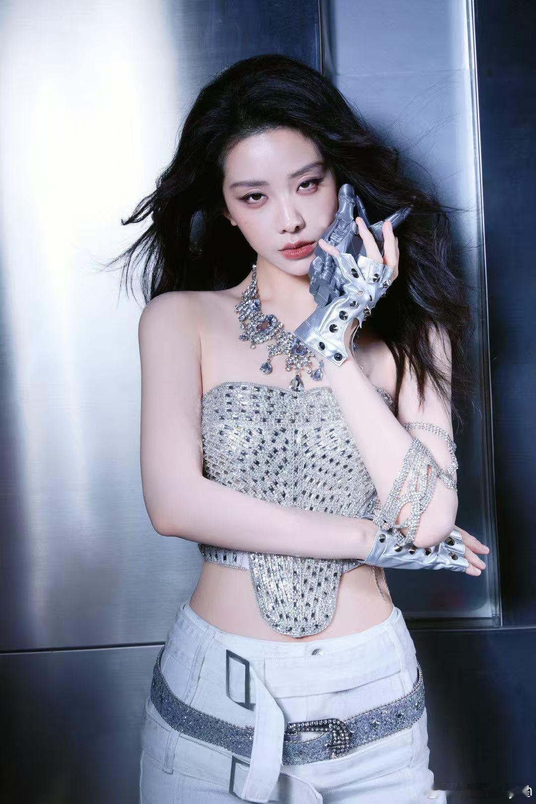 喻言喻言在大城市找的工作是美容美发吗伦敦合伙人直播间最大惊喜收获喻言，忙忙碌碌的